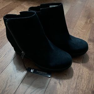 Sorel Joa wedge zip black size 7 
It’s too big on me 
No box
New with tags